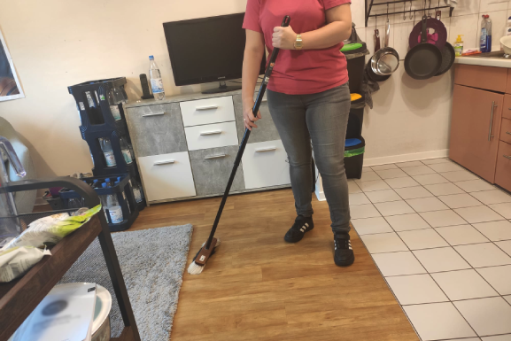 Dieses Bild zeigt als Symbolbild die benötigte Unterstützung im Haushalt. Auf der Seite wer-hilft-bewegt.de sucht Jessica unter anderem nach Menschen, die sie im Haushalt unterstützen (Persönliche Assistenz oder Haushaltshilfe)