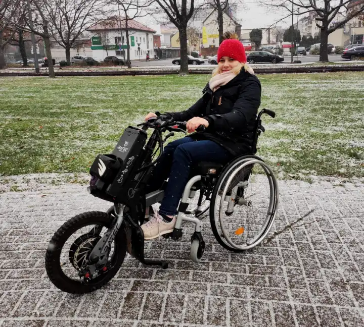 Dieses Bild zeigt Jessica, unterwegs mit ihrem Handbike bzw. Zuggerät. Jessica sucht über ihre Website wer-hilft-bewegt.de Unterstützung im Alltag in Form von Persönliche Assistenz und Haushaltshelfern